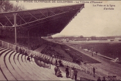 Carte postale Stade Olympique de Colombes - Tribune d'honneur, piste et arrivée.