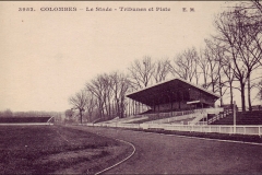 Carte postale - Tribunes et piste du stade de Colombes.